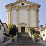 ...  la bella scalinata della chiesa  Arcipretale di Santa Maria Assunta di Fregona ... 